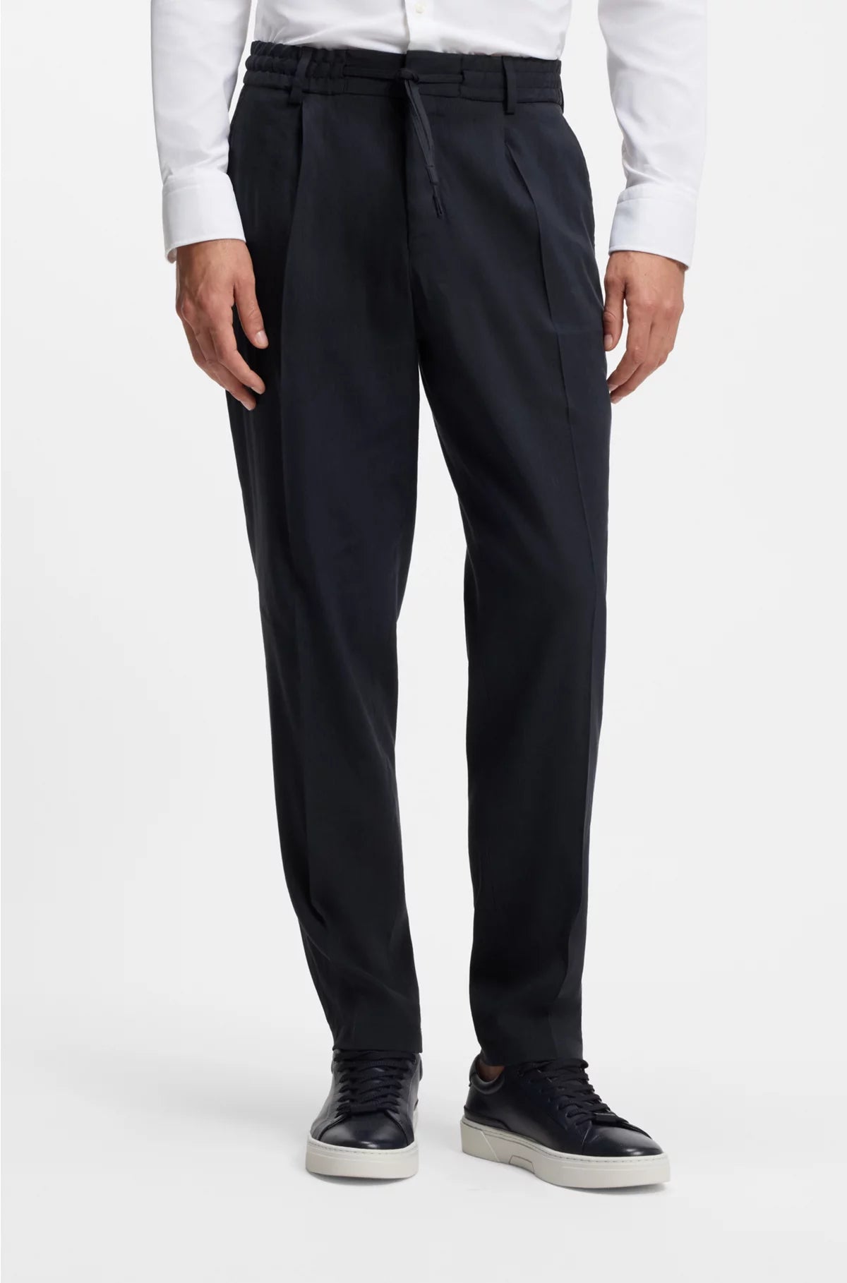 TAPERED-FIT MACHINE-WASHABLE TAILORED TROUSERS IN A LINEN BLEND